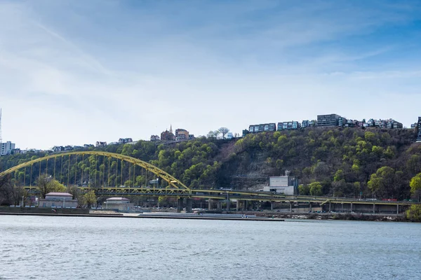 Skyline i Pittsburgh, Pennsylvania från Allegheny landning från — Stockfoto