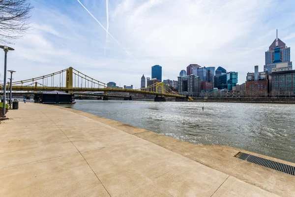 Panorama Pittsburgh, Pennsylvania z Allegheny přistání z — Stock fotografie