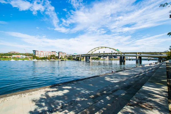 Zomer landschap van Point State Park fontein in Pittsburgh, Pen — Stockfoto