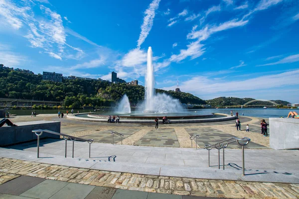 Paesaggio estivo di Point State Park Fontana a Pittsburgh, Penna — Foto Stock