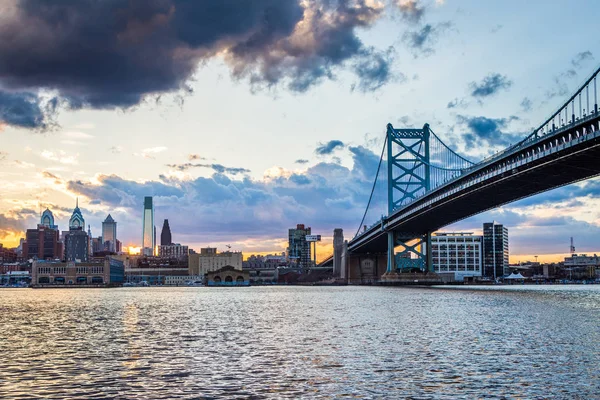 Naplemente skyline a Philadelphiai pennsylvania a camden új jers — Stock Fotó