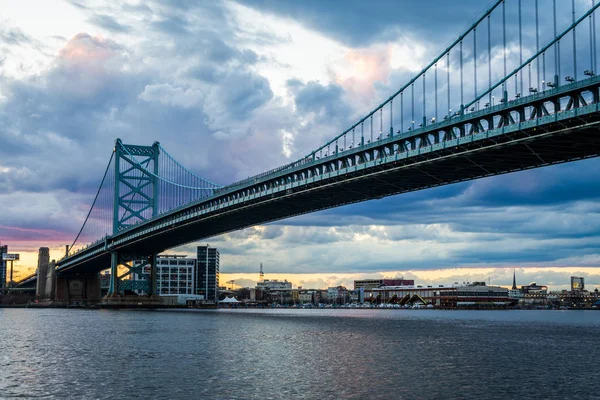 Sunset skyline of philadelphia pennsylvania from camden new jers — Stock Photo, Image