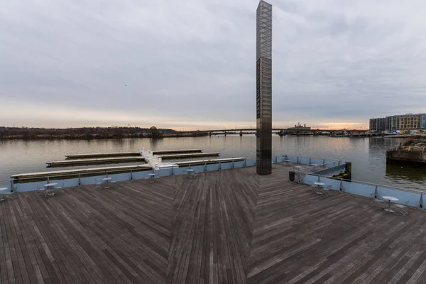 De werf Waterfront Park in Washington Dc op de voetgangers wandeling — Stockfoto