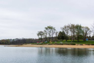 Codorus devlet parkında hano çevresinde göl marburg çiçek açan ağaçlar