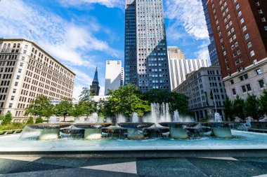 Sıcak bulutlu gün şehir merkezinde Pittsburgh, Pennsylvania