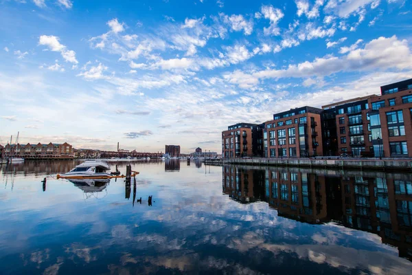 Union Wharf con reflexiones fuera del agua en Baltimore, Marylan — Foto de Stock