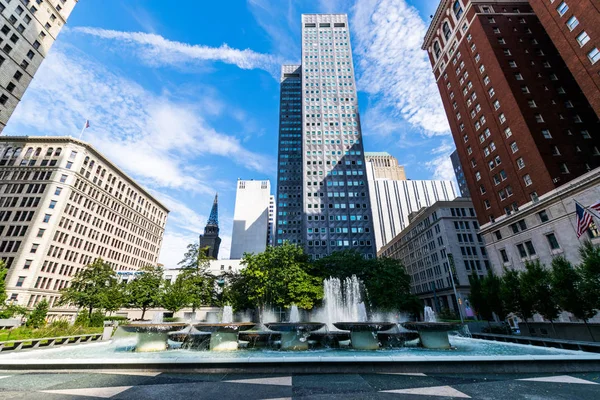 Sıcak bulutlu gün şehir merkezinde Pittsburgh, Pennsylvania