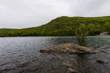 Şehir dışında New York'ta Bear Mountain gölde Kendir