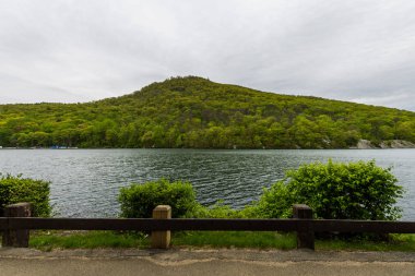 Şehir dışında New York'ta Bear Mountain gölde Kendir