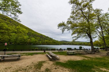 Şehir dışında New York'ta Bear Mountain gölde Kendir