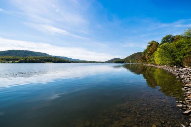 Pennsylvania toplamı sırasında Raystown Gölü çevresinde yemyeşil bitki örtüsü