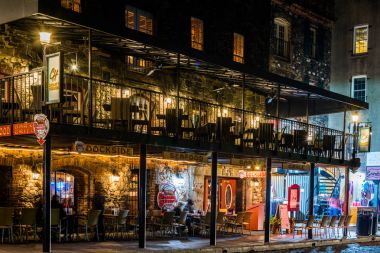 Savannah, Georgia gece River Caddesi üzerinde gece hayatı