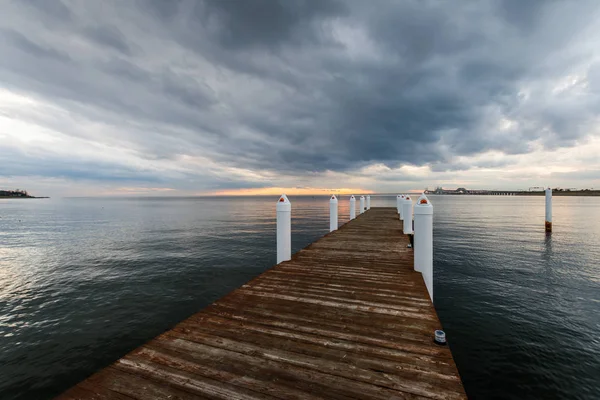 Hemingway Pier vedle mostu přes záliv mimo Annapolis Maryl — Stock fotografie