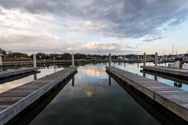 Hemingway Pier vedle mostu přes záliv mimo Annapolis Maryl — Stock fotografie