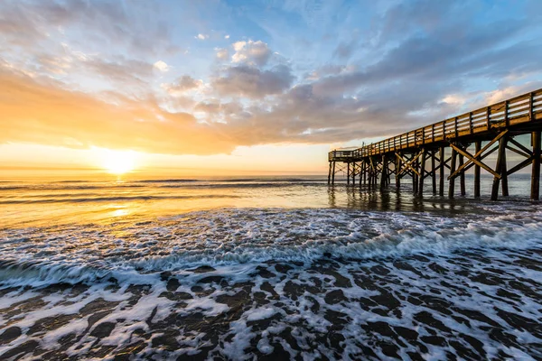 Isla de Palms Pier al amanecer en Charleston, Carolina del Sur —  Fotos de Stock