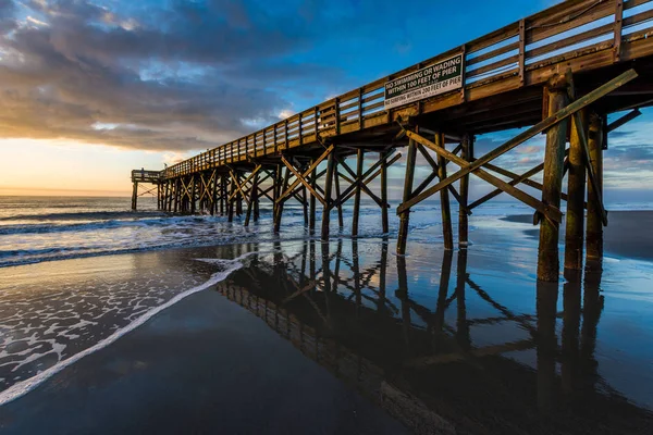 Isla de Palms Pier al amanecer en Charleston, Carolina del Sur — Foto de Stock