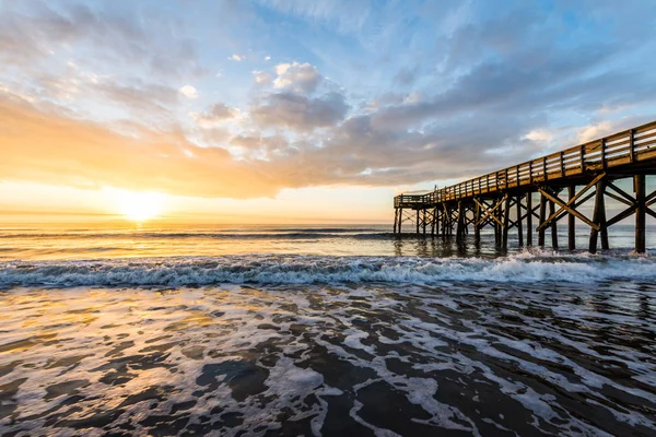 Isla de Palms Pier al amanecer en Charleston, Carolina del Sur —  Fotos de Stock