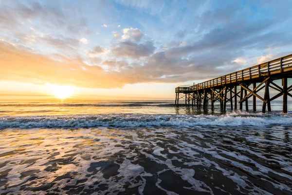 Isla de Palms Pier al amanecer en Charleston, Carolina del Sur — Foto de Stock