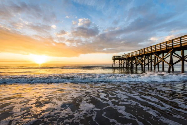 Isla de Palms Pier al amanecer en Charleston, Carolina del Sur —  Fotos de Stock