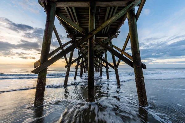 Isla de Palms Pier al amanecer en Charleston, Carolina del Sur —  Fotos de Stock