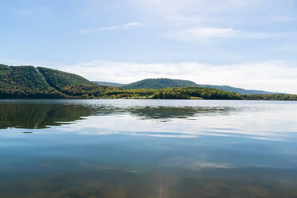 Vegetación exuberante alrededor del lago Raystown, en Pennsylvania durante la suma — Foto de Stock