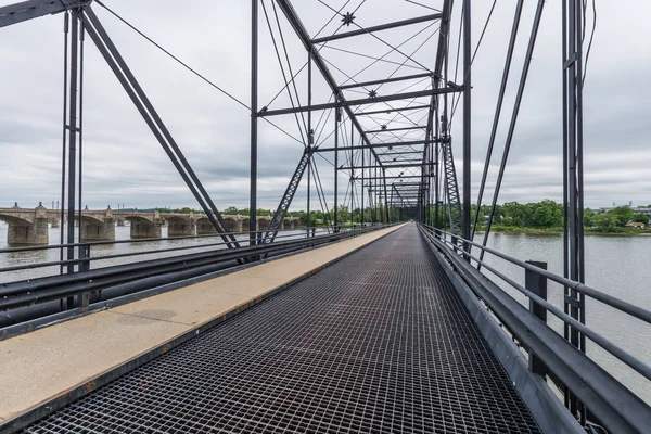 Harrisburg, pennsylvania von der stadtinsel über die Susquehanna — Stockfoto