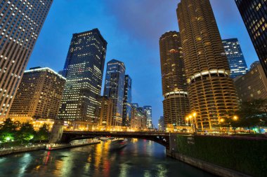 Doğal Chicago River Riverwalk gece Chicagio, Illinois
