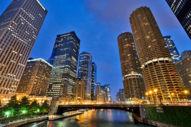 Doğal Chicago River Riverwalk gece Chicagio, Illinois