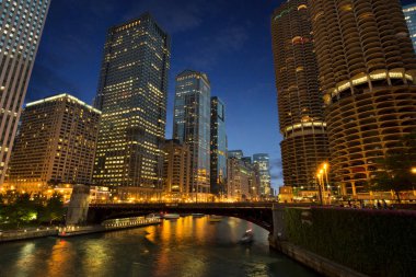Doğal Chicago River Riverwalk gece Chicagio, Illinois
