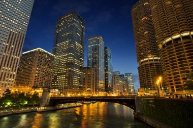 Doğal Chicago River Riverwalk gece Chicagio, Illinois