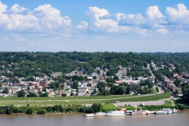 Cincinnati, Ohio Ohio Nehri üzerinde yaz manzarası