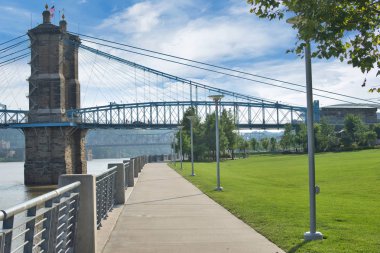 Smale Riverfront Park Cincinnati, Ohio yanında John A Roebling asma köprü