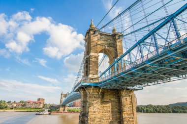 Smale Riverfront Park Cincinnati, Ohio yanında John A Roebling asma köprü