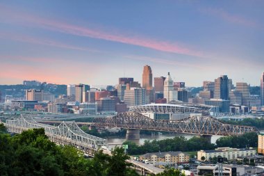 Renkli günbatımı manzarası Cincinnati, Ohio Devou Park Kenton Hills, Kentucky Ohio Nehri üzerinden