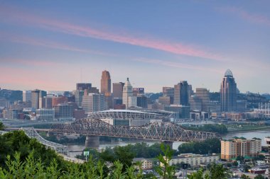 Renkli günbatımı manzarası Cincinnati, Ohio Devou Park Kenton Hills, Kentucky Ohio Nehri üzerinden