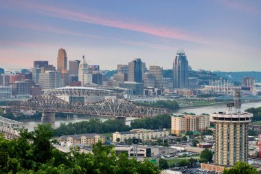 Renkli günbatımı manzarası Cincinnati, Ohio Devou Park Kenton Hills, Kentucky Ohio Nehri üzerinden