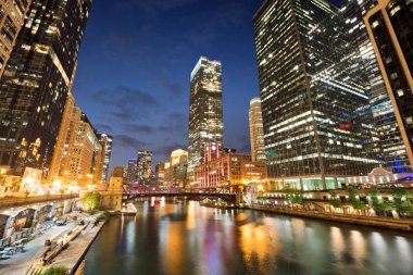 Riverwalk Park şehir merkezinde bir gece Chicago, Illinois