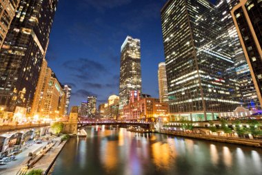Riverwalk Park şehir merkezinde bir gece Chicago, Illinois