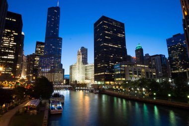 Riverwalk Park şehir merkezinde bir gece Chicago, Illinois