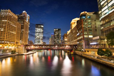 Riverwalk Park şehir merkezinde bir gece Chicago, Illinois