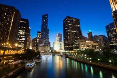 Riverwalk Park şehir merkezinde bir gece Chicago, Illinois