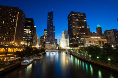 Riverwalk Park şehir merkezinde bir gece Chicago, Illinois