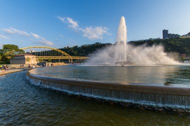 Point devlet parkı Downtown Pittsburgh, Pennsylvania çeşme yanındaki
