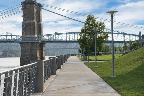 Smale Riverfront Park Cincinnati, Ohio yanında John A Roebling asma köprü