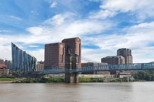 Smale Riverfront Park Cincinnati Ohio Naast John Roebling Suspension Bridge — Stockfoto