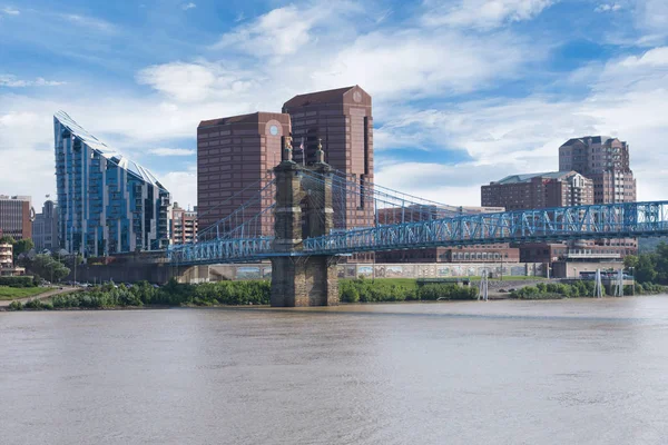 Smale Riverfront Park Cincinnati Ohio Naast John Roebling Suspension Bridge — Stockfoto