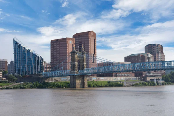 Smale Riverfront Park Cincinnati Ohio Lado John Roebling Suspension Bridge — Fotografia de Stock