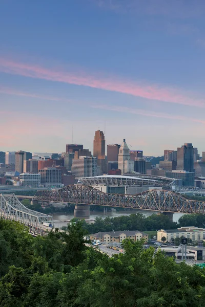 Färgsprakande Solnedgång Över Skyline Cincinnati Ohio Från Devou Park Kenton — Stockfoto