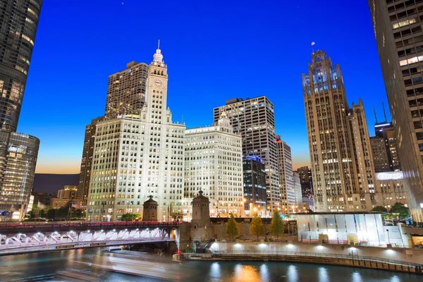 Éjszaka Riverwalk Park Belvárosában Chicago Illinois — Stock Fotó