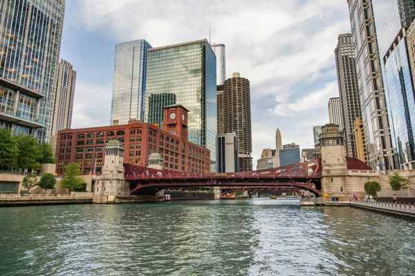 North Chicago River Riverwalk North Branch Chicago River Chicago Illinois — стоковое фото